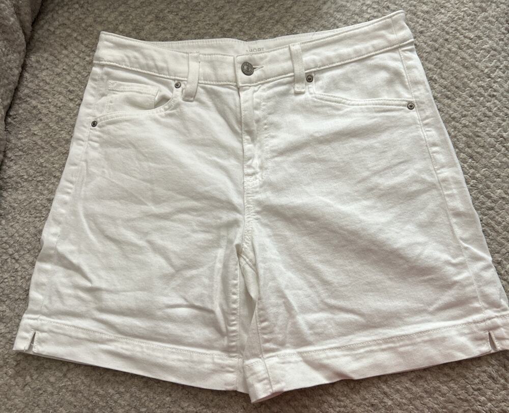 Chico's White Denim Jean Shorts 5 Pocket Summer Casual Women’s Size 6 (.5)